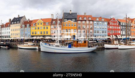 Copenaghen, Danimarca - 17 ottobre 2023: Vista generale della strada principale del quartiere Nyhavn a Copenaghen, Danimarca. Foto Stock