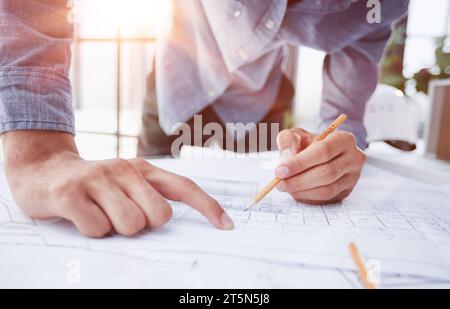 I progetti di progettazione lavorano in base ai disegni e collaborano Foto Stock