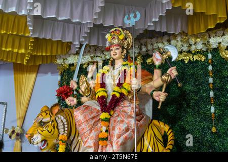 Un bellissimo idolo di Maa Durga adorato in un pandalo durante Navratri a Mumbai, India Foto Stock