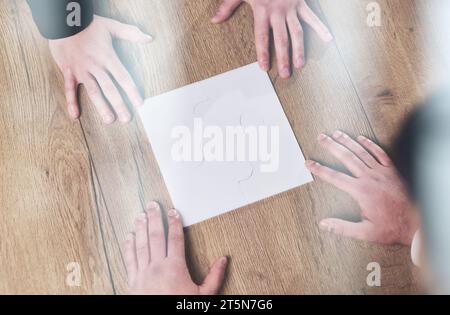 Al di sopra di vista del team aziende guardando la carta durante la riunione e discussione Foto Stock