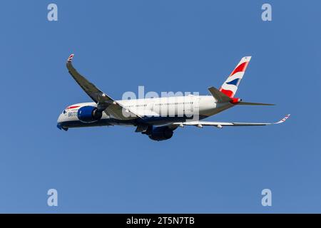 British Airways Airbus A350-1041, registrazione G-XWBD decolla a ovest dall'aeroporto di Londra Heathrow in perfette condizioni in un pomeriggio soleggiato e blu Foto Stock