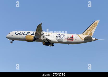 Gulf Air Boeing 787-9 Dreamliner, immatricolazione A9C-FD decollo dall'aeroporto di Londra Heathrow LHR in perfette condizioni in un pomeriggio soleggiato di cielo blu Foto Stock