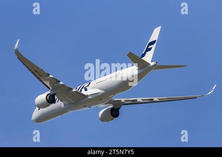Finnair Airbus A350-941, registrazione OH-LWO in partenza a ovest dall'aeroporto di Heathrow LHR in perfette condizioni di cielo blu in un soleggiato pomeriggio estivo Foto Stock