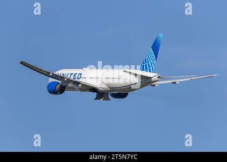 Boeing 777-222ER United Airlines, registrazione N796UA decollo dall'aeroporto di Londra Heathrow LHR in perfette condizioni in un soleggiato pomeriggio estivo Foto Stock