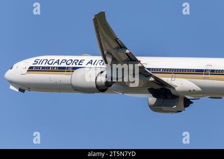 Boeing 777 312ER di Singapore Airlines, registrazione 9V-SNA decollo da Londra Heathrow in condizioni perfette in un pomeriggio estivo di sole Foto Stock