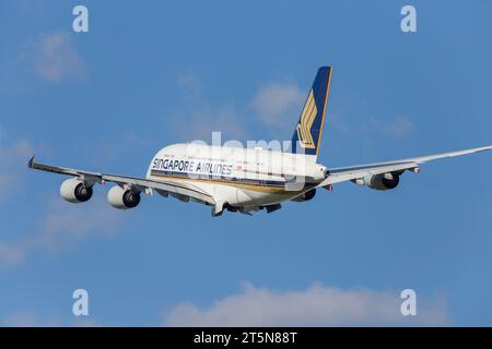 Airbus A380-841 di Singapore Airlines, registrazione 9V-SKW decolla da Londra Heathrow LHR in perfette condizioni in un soleggiato pomeriggio estivo Foto Stock