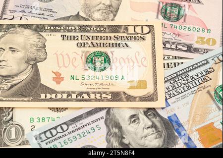 Banconote da uno, dieci, cinquanta e 100 dollari USA in vista dall'alto isolate su sfondo bianco. Foto Stock