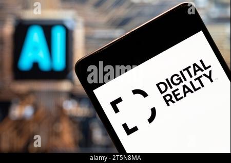 Cina. 3 novembre 2023. In questa immagine fotografica, il logo Digital Realty, società di investimento immobiliare, visibile su uno smartphone con un chip e un simbolo di intelligenza artificiale (ai) sullo sfondo. Credito: SOPA Images Limited/Alamy Live News Foto Stock