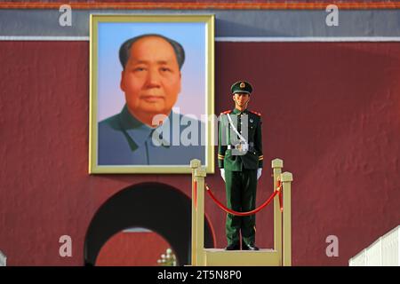 Pechino, Cina - 29 marzo 2019: I soldati della polizia armati stanno fuori guardia sotto un Ritratto gigante di Mao Zedong, Pechino, Cina Foto Stock