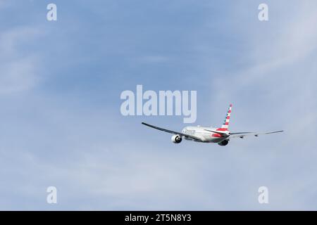 American Airlines Boeing 777-223ER, registrazione N765AN in crociera da Londra Heathrow in un bellissimo e soleggiato pomeriggio autunnale Foto Stock