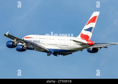 British Airways Airbus A380-841, registrazione G-LXEC con partenza da Londra Heathrow in un bellissimo e soleggiato pomeriggio autunnale Foto Stock