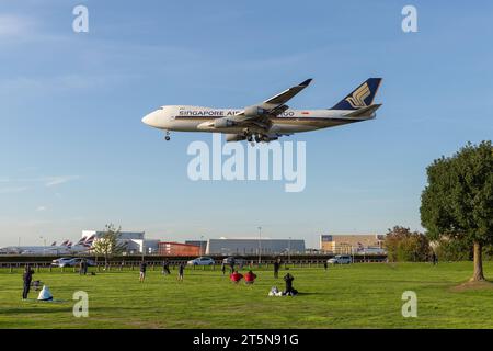 Un aereo cargo Singapore Airlines Cargo 747-412F, con registrazione 9V-SFK che arriva sopra l'area di avvistamento degli aerei di Myrtle Avenue in una splendida serata di sole Foto Stock