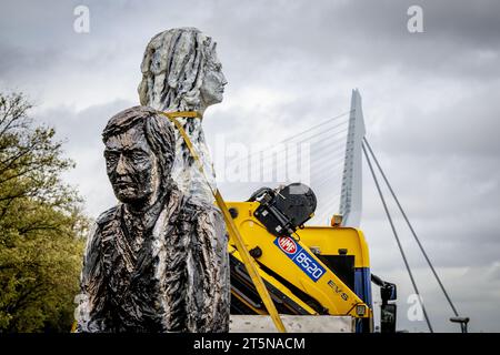 Rotterdam, Paesi Bassi. 6 novembre 2023. ROTTERDAM - colloca il nuovo Razzia Monument, per i 52.000 residenti di Rotterdam e Schiedam che furono deportati dall'occupante tedesco il 10 e 11 novembre 1944, per eseguire lavori forzati. ANP ROBIN UTRECHT paesi bassi Out - belgio Out credito: ANP/Alamy Live News Foto Stock