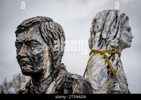 Rotterdam, Paesi Bassi. 6 novembre 2023. ROTTERDAM - colloca il nuovo Razzia Monument, per i 52.000 residenti di Rotterdam e Schiedam che furono deportati dall'occupante tedesco il 10 e 11 novembre 1944, per eseguire lavori forzati. ANP ROBIN UTRECHT paesi bassi Out - belgio Out credito: ANP/Alamy Live News Foto Stock