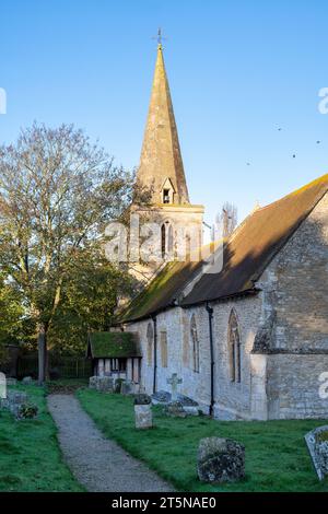 Luce mattutina sulla chiesa di St Giles in autunno. Newington, Oxfordshire, Inghilterra Foto Stock