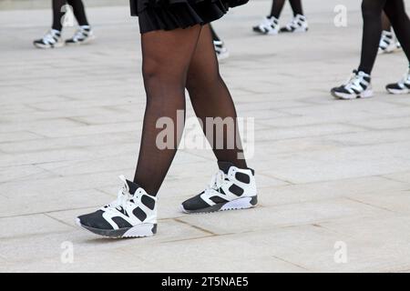 calze e sneakers in seta nera, primo piano della foto Foto Stock