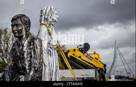 Rotterdam, Paesi Bassi. 6 novembre 2023. ROTTERDAM - colloca il nuovo Razzia Monument, per i 52.000 residenti di Rotterdam e Schiedam che furono deportati dall'occupante tedesco il 10 e 11 novembre 1944, per eseguire lavori forzati. ANP ROBIN UTRECHT paesi bassi Out - belgio Out credito: ANP/Alamy Live News Foto Stock