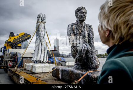 Rotterdam, Paesi Bassi. 6 novembre 2023. ROTTERDAM - colloca il nuovo Razzia Monument, per i 52.000 residenti di Rotterdam e Schiedam che furono deportati dall'occupante tedesco il 10 e 11 novembre 1944, per eseguire lavori forzati. ANP ROBIN UTRECHT paesi bassi Out - belgio Out credito: ANP/Alamy Live News Foto Stock