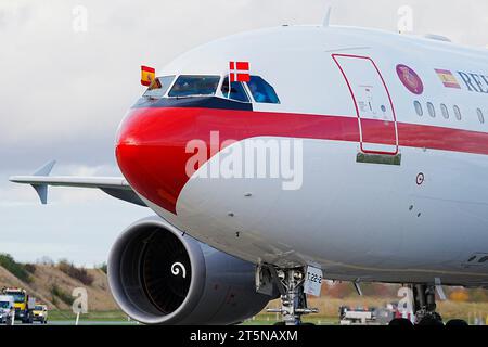 Copenhagen, Danimarca. 6 novembre 2023. L'aereo con la coppia reale spagnola arriva all'aeroporto di Copenaghen, in Danimarca, lunedì 6 novembre 2023. Re Felipe e la regina Letizia iniziano una visita di stato di tre giorni in Danimarca crediti: Ritzau/Alamy Live News Foto Stock