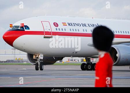 Copenhagen, Danimarca. 6 novembre 2023. L'aereo con la coppia reale spagnola arriva all'aeroporto di Copenaghen, in Danimarca, lunedì 6 novembre 2023. Re Felipe e la regina Letizia iniziano una visita di stato di tre giorni in Danimarca crediti: Ritzau/Alamy Live News Foto Stock