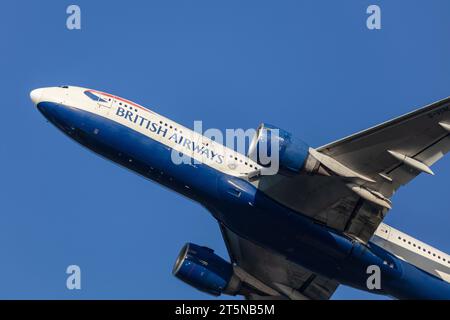 Una British Airways 777-236ER che sale da Londra Heathrow nel sole autunnale dell'ora d'oro Foto Stock