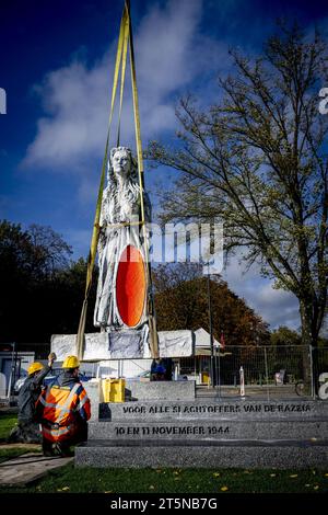 Rotterdam, Paesi Bassi. 6 novembre 2023. ROTTERDAM - colloca il nuovo Razzia Monument, per i 52.000 residenti di Rotterdam e Schiedam che furono deportati dall'occupante tedesco il 10 e 11 novembre 1944, per eseguire lavori forzati. ANP ROBIN UTRECHT paesi bassi Out - belgio Out credito: ANP/Alamy Live News Foto Stock