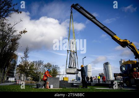 Rotterdam, Paesi Bassi. 6 novembre 2023. ROTTERDAM - colloca il nuovo Monumento a Razzia, per i 52.000 Rotterdam e Schiedammer che furono deportati dall'occupante tedesco il 10 e 11 novembre 1944 per svolgere lavori forzati. ANP ROBIN UTRECHT paesi bassi Out - belgio Out credito: ANP/Alamy Live News Foto Stock