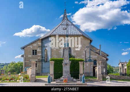 Les Bouchoux, Francia - 09 02 2021: Veduta della Chiesa dell'assunzione della Vergine nel villaggio Foto Stock