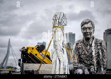 Rotterdam, Paesi Bassi. 6 novembre 2023. ROTTERDAM - colloca il nuovo Razzia Monument, per i 52.000 residenti di Rotterdam e Schiedam che furono deportati dall'occupante tedesco il 10 e 11 novembre 1944, per eseguire lavori forzati. ANP ROBIN UTRECHT paesi bassi Out - belgio Out credito: ANP/Alamy Live News Foto Stock