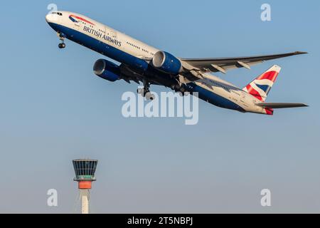 British Airways Boeing 777-236NER, registrazione G-STBD che sale da Londra Heathrow in un soleggiato autunno nel tardo pomeriggio Foto Stock