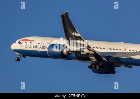 British Airways Boeing 777-236NER, registrazione G-STBD che sale da Londra Heathrow in un soleggiato autunno nel tardo pomeriggio Foto Stock