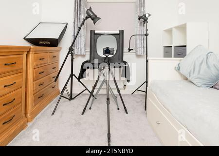 Irvine, Scozia, Regno Unito - 27 ottobre 2023: Installazione di home studio con luce fotografica continua SL60W a marchio Godox , stroboscopica Godox V1(F) su supporti generici Foto Stock