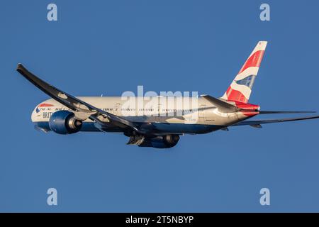 British Airways Boeing 777-236NER, registrazione G-STBD che sale da Londra Heathrow in un soleggiato autunno nel tardo pomeriggio Foto Stock