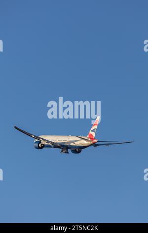 British Airways Boeing 777-236NER, registrazione G-STBD che sale da Londra Heathrow in un soleggiato autunno nel tardo pomeriggio Foto Stock