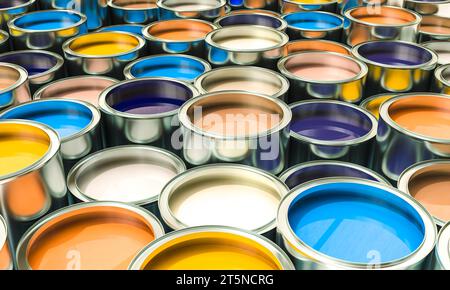 gruppo di lattine riempite con vernice colorata. sfondo rendering 3d. Foto Stock