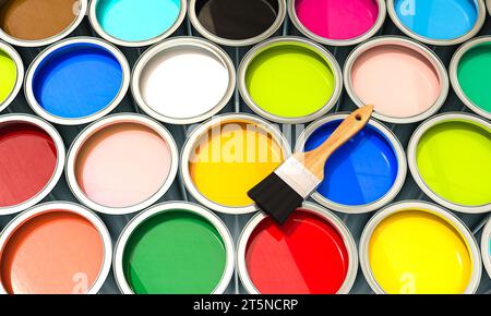 gruppo di lattine riempite di vernice colorata con pennello. sfondo rendering 3d. Foto Stock