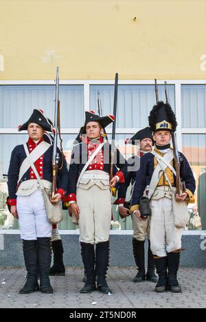 Reenattori in uniformi storiche per le strade della città prima della rievocazione dell'assedio di Neisse durante la guerra napoleonica con la Prussia nel 1807, a Nysa, in Polonia Foto Stock