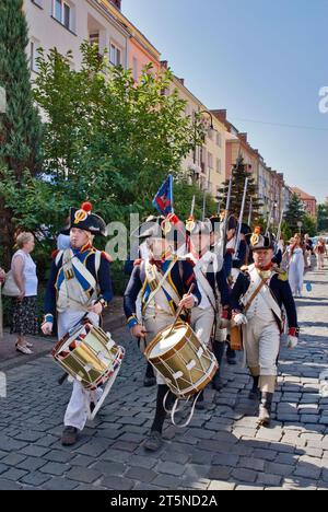 Reenattori in uniformi storiche per le strade della città prima della rievocazione dell'assedio di Neisse durante la guerra napoleonica con la Prussia nel 1807, a Nysa, in Polonia Foto Stock