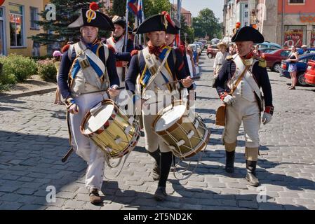 Reenattori in uniformi storiche per le strade della città prima della rievocazione dell'assedio di Neisse durante la guerra napoleonica con la Prussia nel 1807, a Nysa, in Polonia Foto Stock