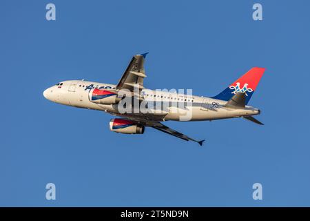 AirSerbia Airbus A319-132, registrazione YU-APK, partenza da Londra Heathrow in una splendida serata di sole in un'ora d'oro Foto Stock