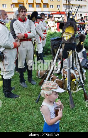 Bambini e reenattori in uniformi storiche per le strade della città prima della ricostruzione dell'assedio di Neisse durante la guerra di Napoleone con la Prussia nel 1807, Nysa, Polonia Foto Stock