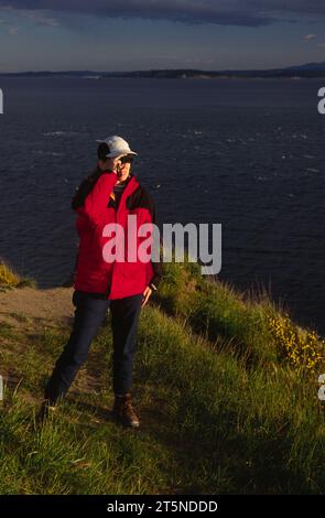 Avvistamento di balene su Bluff Trail, Fort Ebey state Park, Ebey's Landing National Historic Reserve, Washington Foto Stock