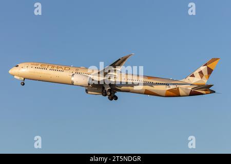 Etihad Airways Boeing 787-10 Dreamliner, registrazione A6-BMG in crociera da un soleggiato aeroporto di Londra Heathrow in una serata autunnale all'ora d'oro Foto Stock