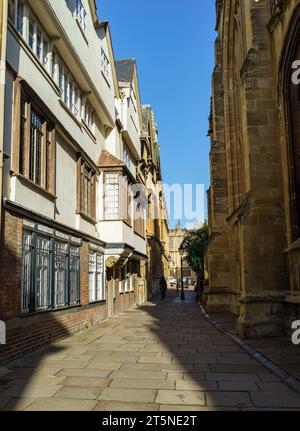 St Marys Passage, Oxford, Inghilterra, che conduce a Radcliffe Square e al Bodleian, e mostra le figure in teglia di legno appartenenti a Brasenose Collegeda Foto Stock