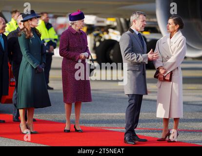 Copenhagen, Danimarca. 6 novembre 2023. Il principe ereditario Frederik, la principessa ereditaria Maria, la principessa Benedikte e la regina Letizia all'aeroporto di Copenaghen, lunedì 6 novembre 2023. Re Felipe e la regina Letizia iniziano una visita di stato di tre giorni in Danimarca. (Foto: Liselotte Sabroe/Ritzau Scanpix) credito: Ritzau/Alamy Live News Foto Stock