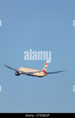 British Airways Boeing 787-9 Dreamliner, registrazione G-ZBKE in partenza da un soleggiato aeroporto di Londra Heathrow all'ora d'oro della sera Foto Stock