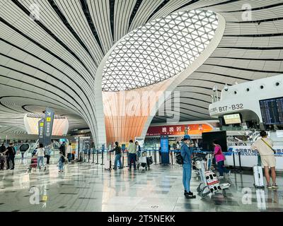 Pechino, Cina, grande folla, viaggi all'interno, vista dell'aeroporto internazionale Daxing di Pechino, hall, terminal, architettura moderna (credito architetto: Zaha Hadid) Foto Stock