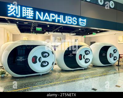 Pechino, Cina, vista dall'interno dell'aeroporto internazionale Daxing di Pechino, Sleeping Hubs, sala "Naphubs » Hall Flight Facilities" Foto Stock