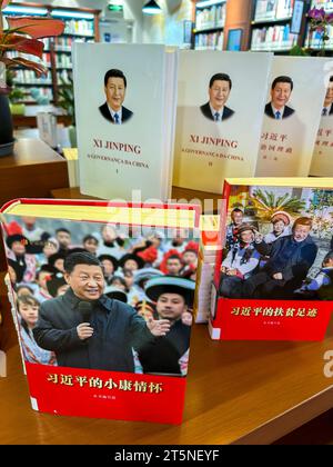 Pechino, Cina, dettaglio, esposizione interna di (Aeroporto Internazionale Daxing di Pechino), libreria interna cinese, Biblioteca della capitale cinese, presidente Xi JINGPING, libri "pensieri di Xi Jinping su una società benestante" Foto Stock