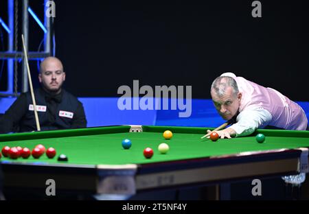 Tianjin. 6 novembre 2023. Mark Davis (R) gareggia come Luca Brecel guarda durante l'incontro tra Luca Brecel del Belgio e Mark Davis dell'Inghilterra al World Snooker International Championship 2023 nel nord della Cina nel comune di Tianjin, 6 novembre 2023. Crediti: Li Ran/Xinhua/Alamy Live News Foto Stock